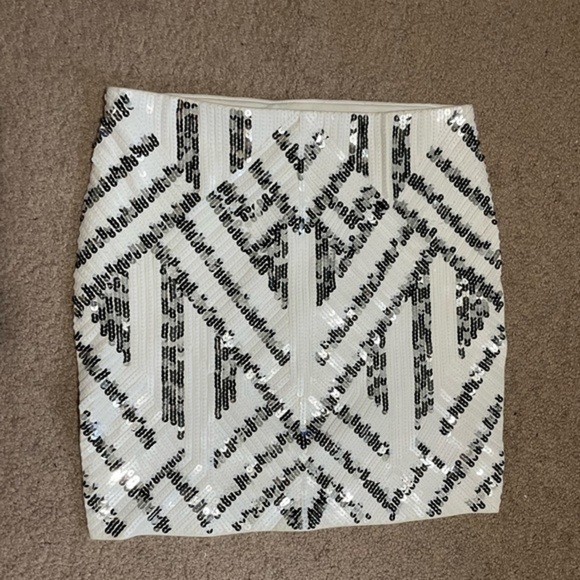 Express White Geometrical style sequin mini Skirt Size Small - Picture 1 of 7